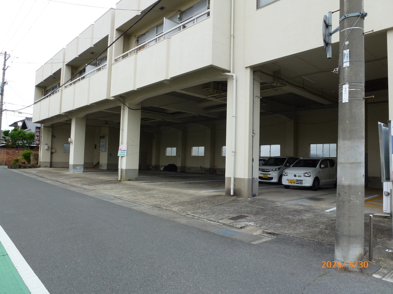 外観と駐車場と前面道路