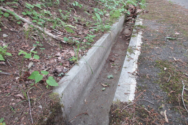 側　溝