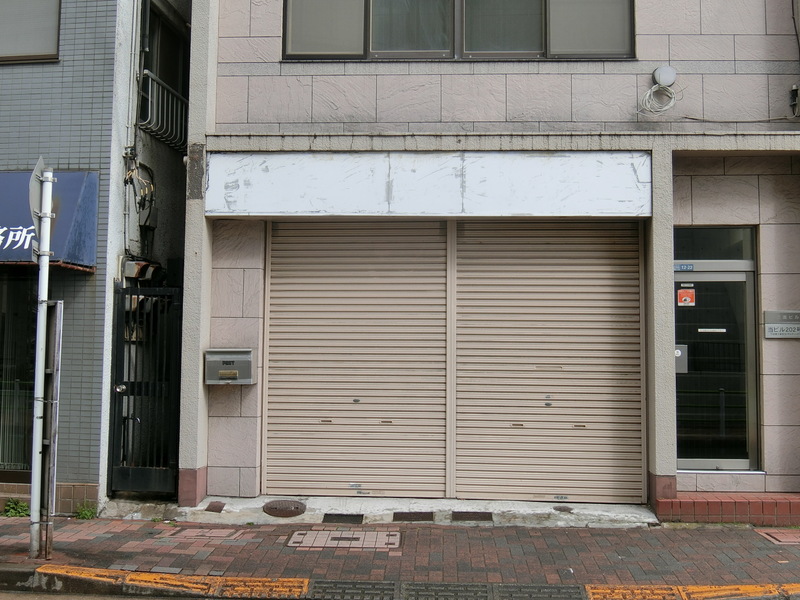 店舗入口シャッター付