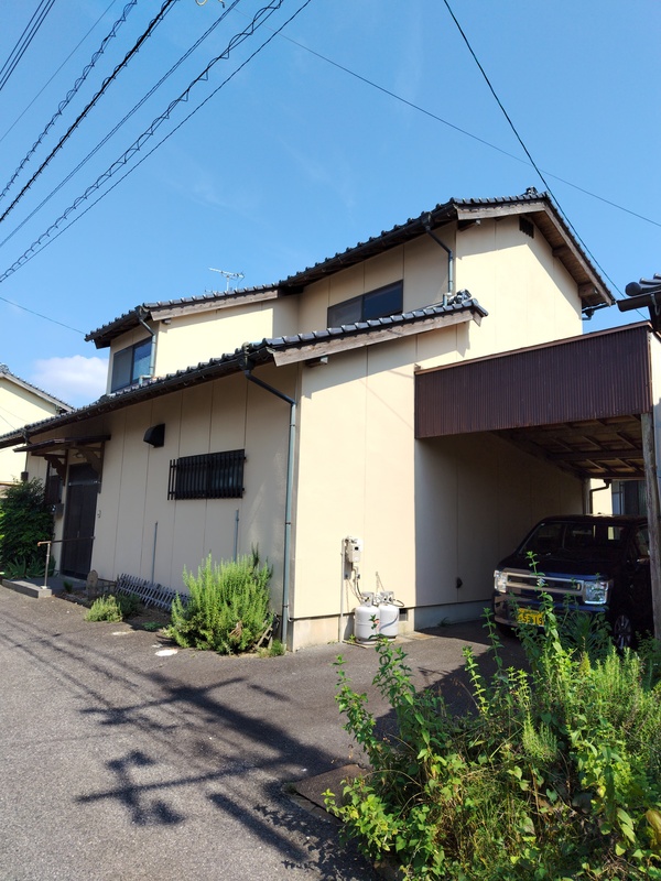 西方向からの外観