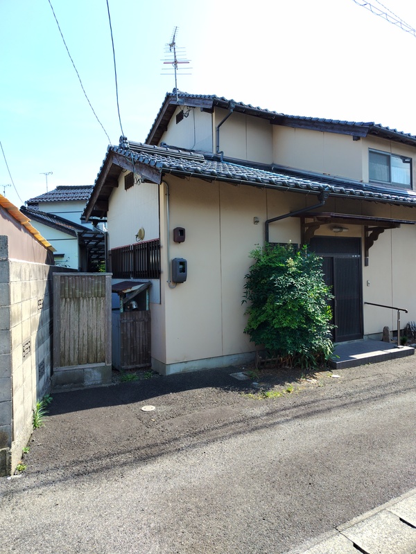 東方向からの外観