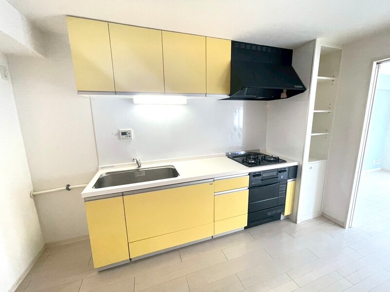 ３口ガスコンロ・グリル付きの広々システムキッチン！上部・下部に収納スペースたっぷりございます♪