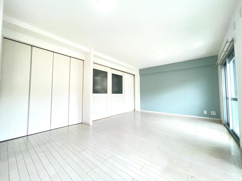 約１２帖の明るい洋室！扉を開いておくと、リビングと続き間としても広々お使いいただけます♪