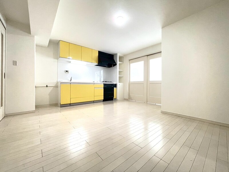 約１３．２帖の広々としたＬＤＫ！床暖房付きで寒い冬も暖かくお過ごしいただけます♪（※床暖房は残置物です）