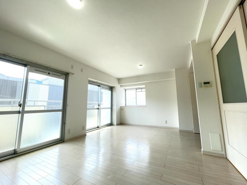 約１２帖の広々とした明るい洋室！床暖房付きで寒い冬も暖かくお過ごしいただけます♪（※床暖房は残置物です）