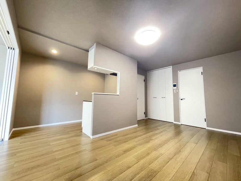 ＬＤＫ約１１．７帖。扉を開いておくと、洋室と続き間として広々とお使いいただけます♪