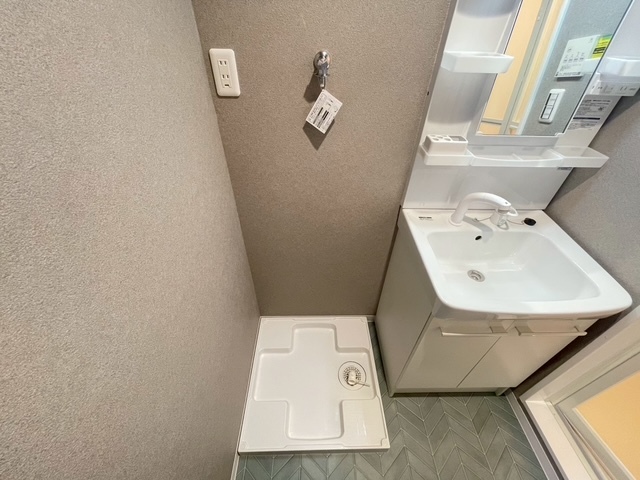 洗面・脱衣所。シャワー付き独立洗面化粧台！室内洗濯機置き場付き！