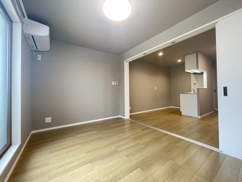 洋室約６帖。東南向きバルコニーで明るいお部屋です♪