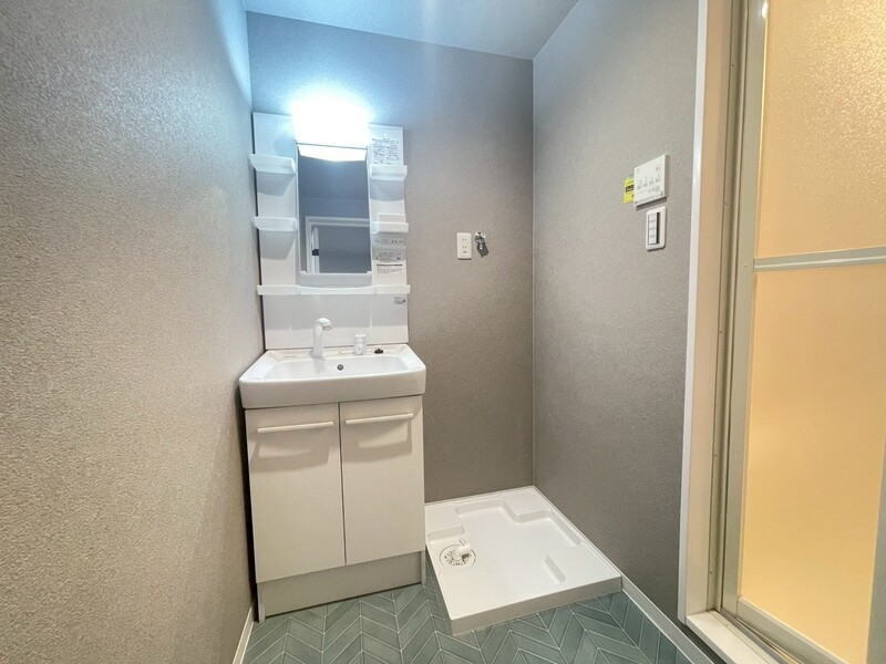 洗面・脱衣所。シャワー付き独立洗面化粧台！室内洗濯機置き場付き！