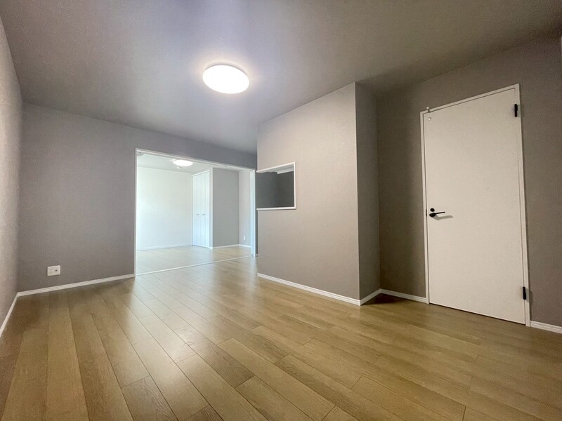 ＬＤＫ約１１．７帖。扉を開いておくと、洋室約６帖と続き間として広々とお使いいただけます♪