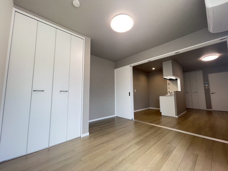 洋室約６帖。扉を開いておくと、リビングと続き間として広々とお使いいただけます♪