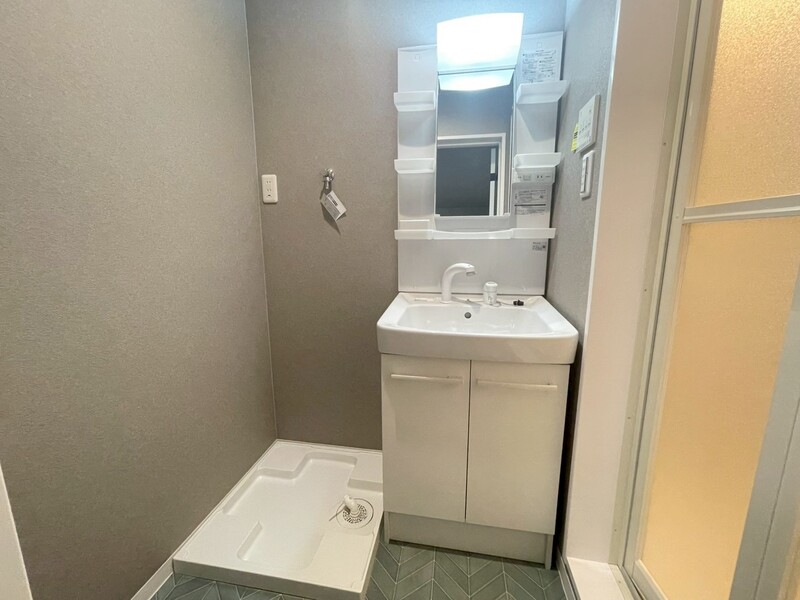 洗面・脱衣所。シャワー付き独立洗面化粧台！室内洗濯機置き場付き！