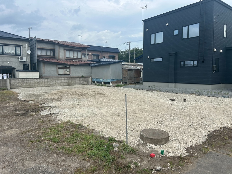 小学校すぐ近くの更地