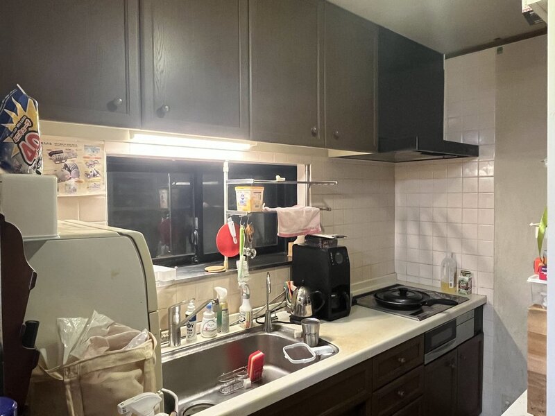 キッチン。2011年にオール電化にリフォームした際、IHコンロならびに薄型換気扇に入れ替えました。