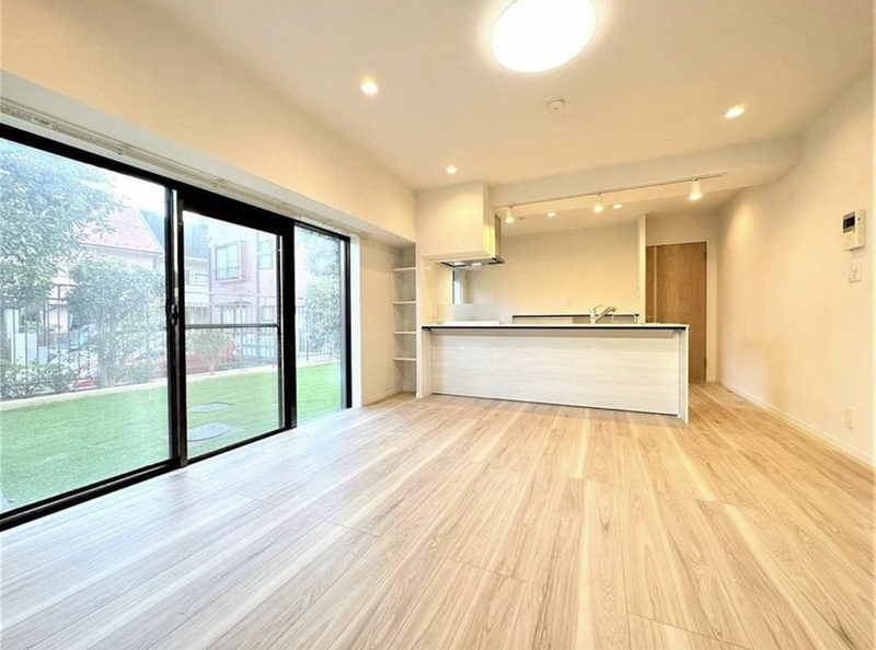 ２０２３年１月にフルリノベーション済！カウンターキッチンでリビングや庭の様子を確認できます。