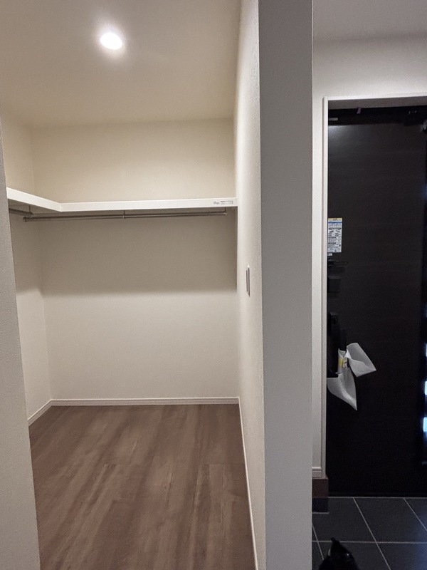 ファミリクローゼット（玄関横）