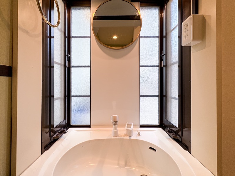 出窓がアクセントのオシャレな洗面台。