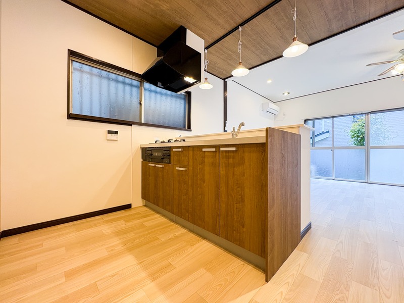 リビングを見渡せる対面式♪オシャレな間接照明も☆