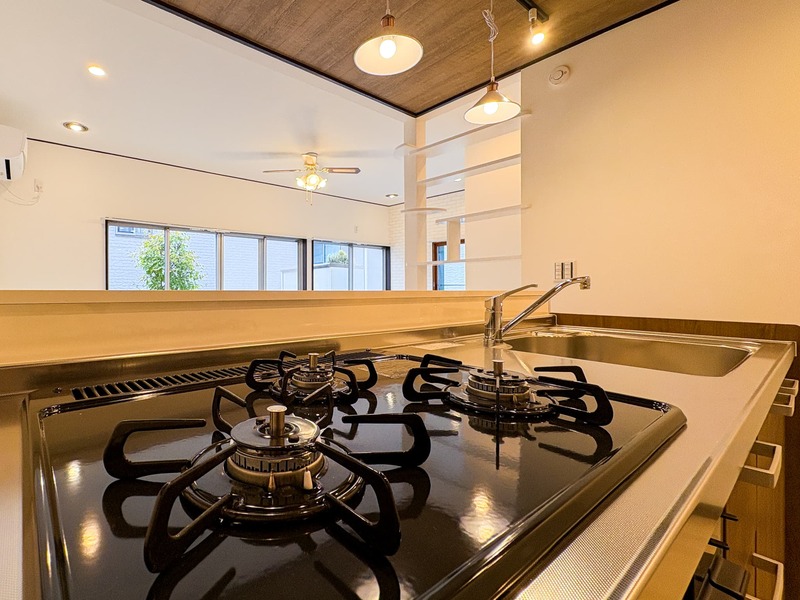 人気のシステムキッチンには三口ガスコンロを完備◎