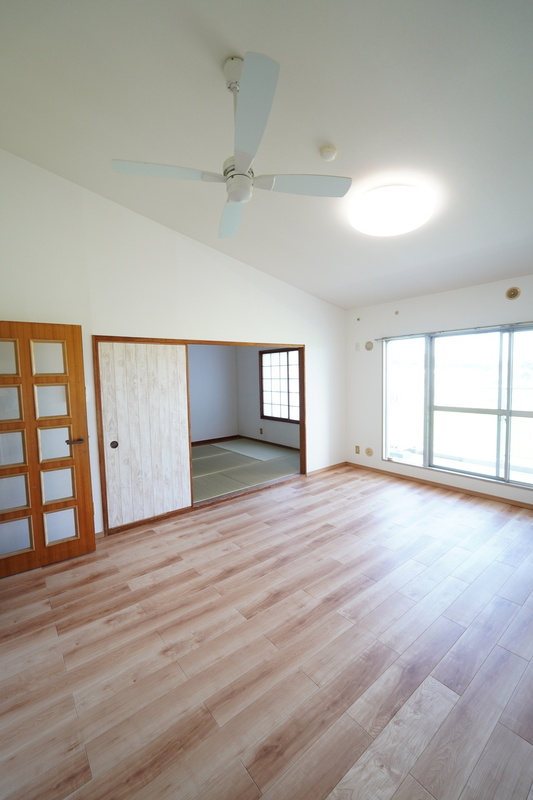 約10.4帖ある広々としたリビングです。床は一度リフォームをしており、ナチュラルな木目がとてもおしゃれです。