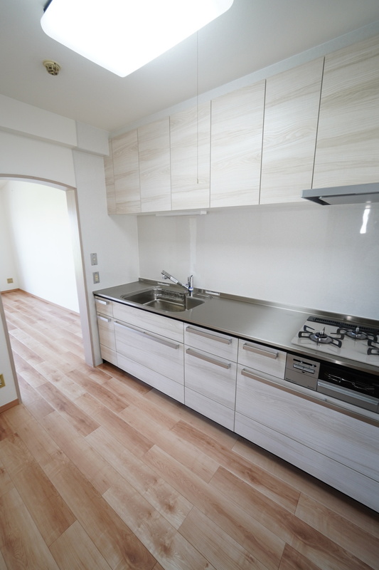 キッチン新品未使用♪３口コンロを有したシステムキッチンです。こちらもリフォームを実施しております。