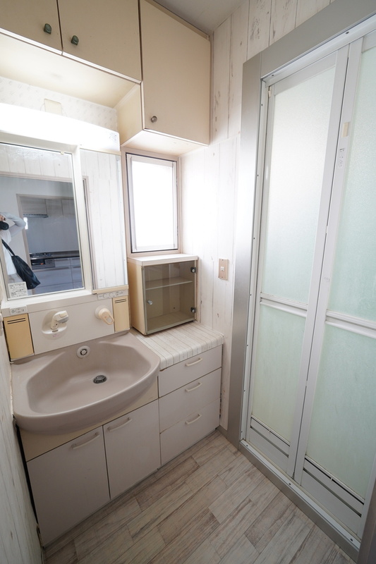 洗面室は収納力たっぷりな洗面台が設置されております。白を基調とした空間で清潔感があります。