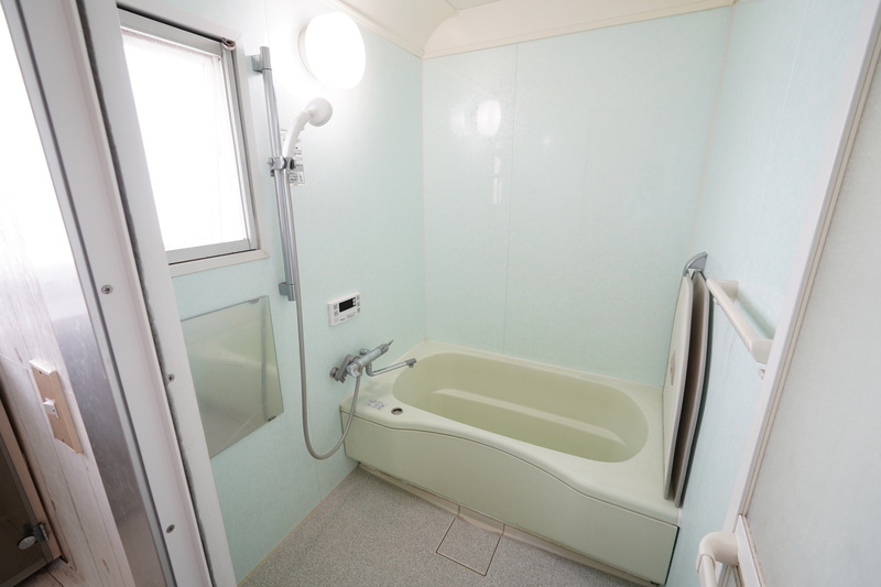 洗面室横の浴室です。小窓があるため換気もばっちりです。