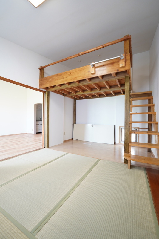 リビング横の和室です。一部ロフトのようになっております。