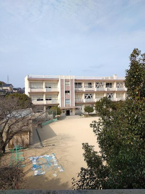 隣は小学校です