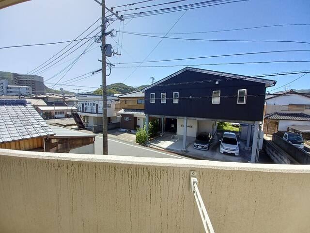 向かいにはカフェがあります