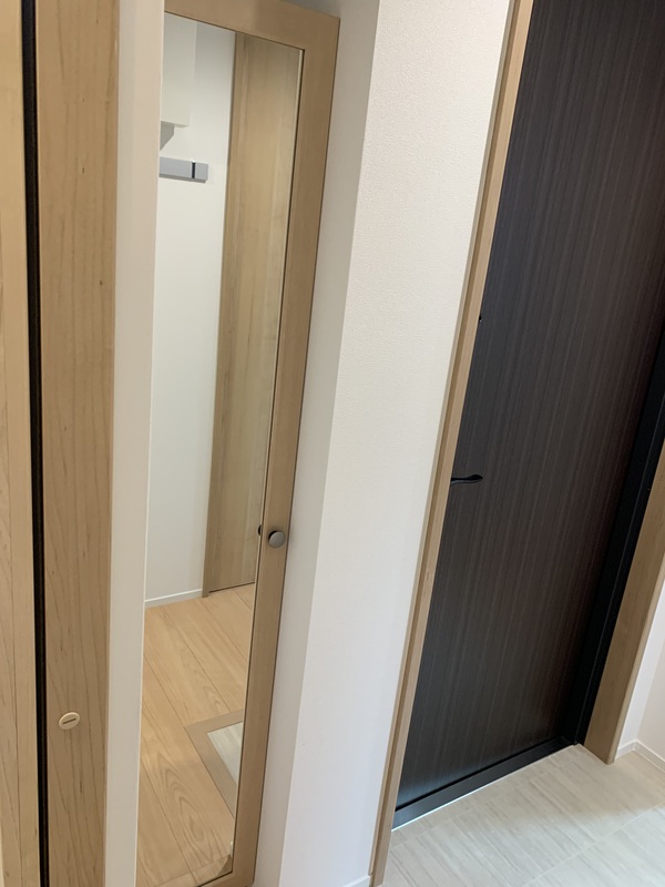 扉に鏡付玄関横トール収納　