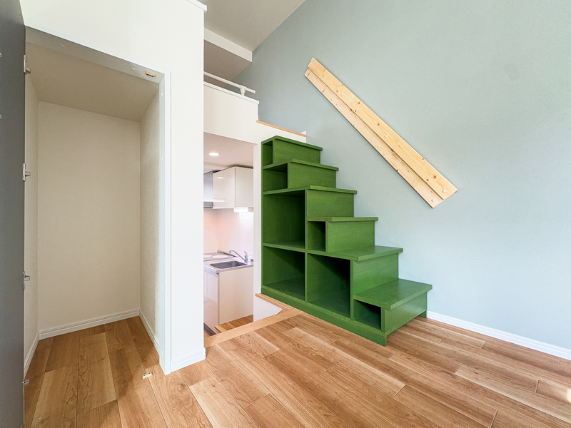 ロフトへの階段はディスプレイ収納を楽しめます☆