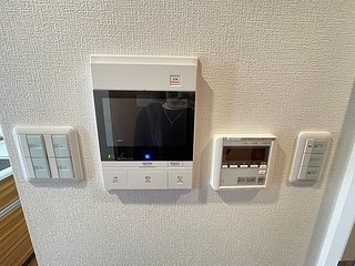 ＴＶモニターフォン付きですので、お部屋から１階エントランスの来訪者の確認ができます♪右側は給湯器、床暖房のリモコンです！