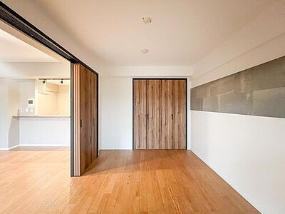 リビング隣接の洋室