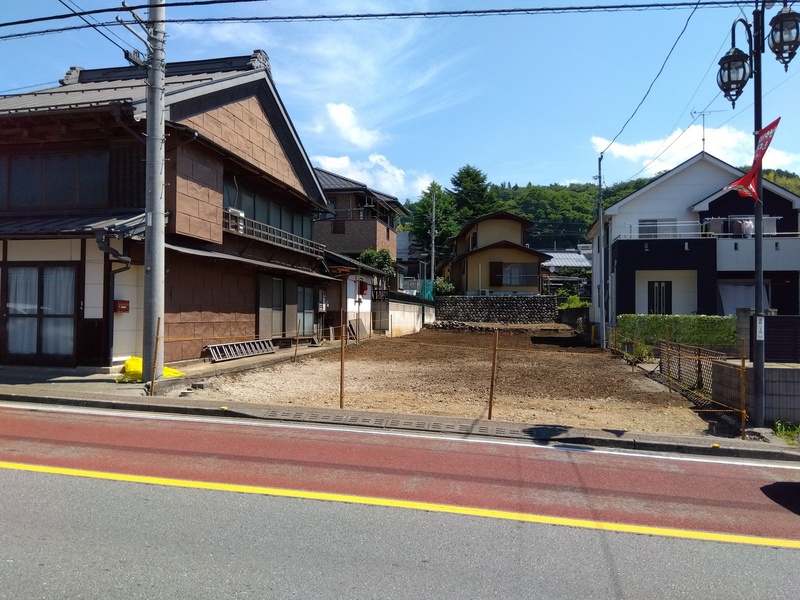 山梨県上野原市上野原の国道20号(甲州街道沿い)の土地。