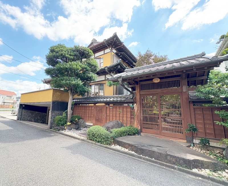 全面道路からみた外観です。屋根勾配や軒の出も美しく、和の趣を大切にした設計です。