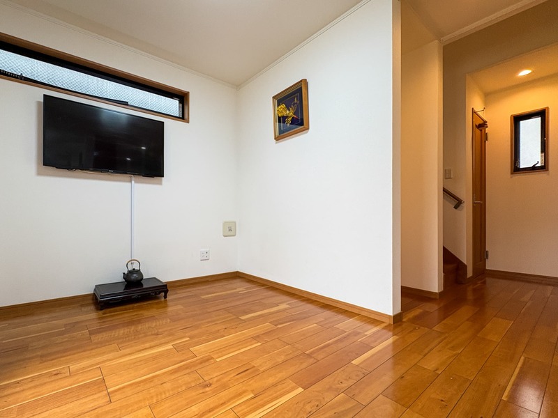 白と木目を基調とした温かみのあるお部屋です♪