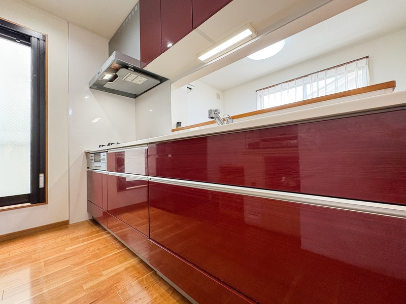 赤色が映えるシステムキッチン！