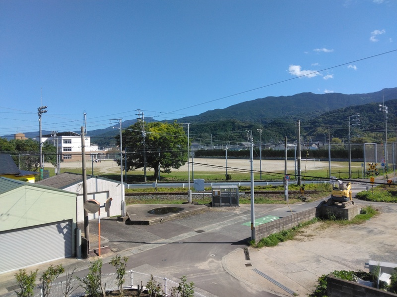 ベランダから中学校が見える距離です