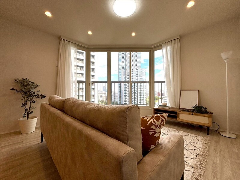 大きな窓からたっぷりと自然光が入ります♪