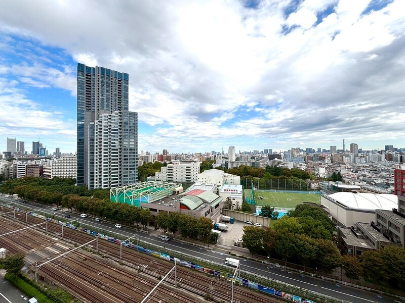 目の前に電車が通るのでお子様が喜びそうです♪