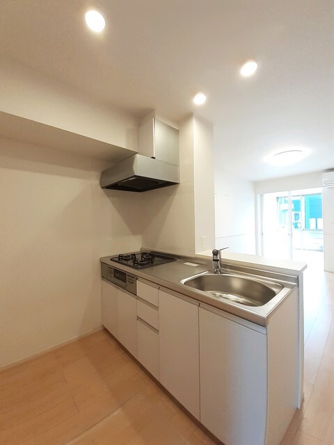 対面式キッチン、3口ガスコンロ付き