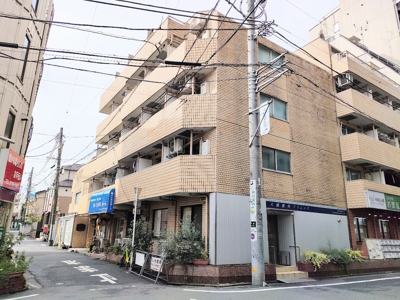 タイル貼りの外観