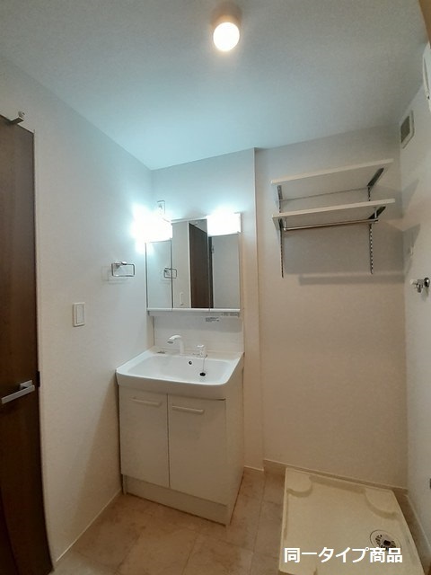 シャワー付き洗面台、室内洗濯機置き場※建築中につき、イメージです。