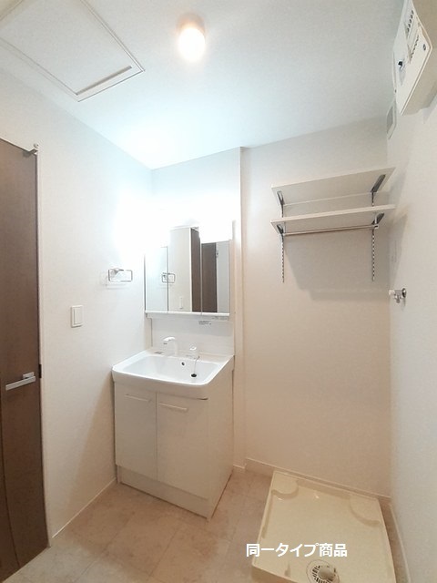 シャワー付き洗面台、室内洗濯機置き場※建築中につき、イメージです。