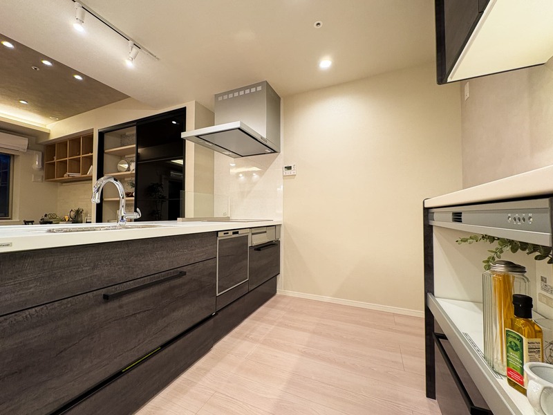 食器や家電などを収納できる、カップボードを設置済です◎