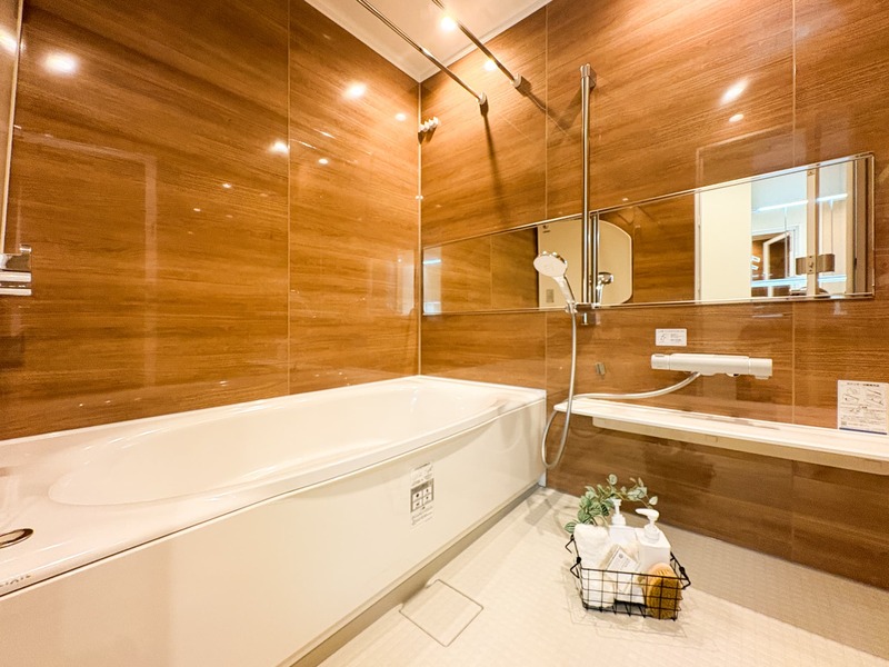 浴室乾燥機、追焚き機能完備◎優しい木目調のクロスです♪