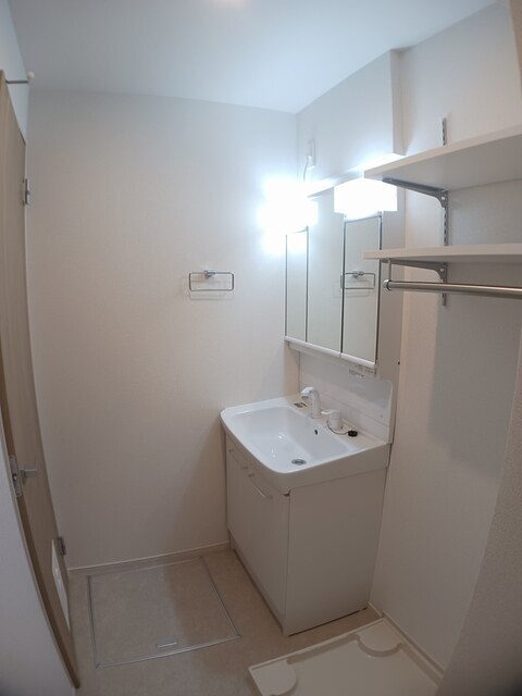 シャワー付き洗面台、室内洗濯機置き場