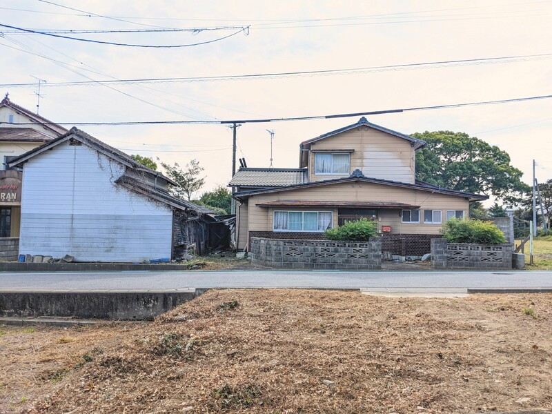 敷地北側前面の様子。建物解体後、更地での引渡しとなります。