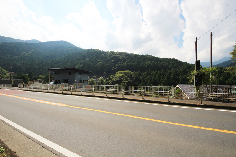 本物件は青梅街道沿いにございます。車でのアクセスもしやすい立地となっております。